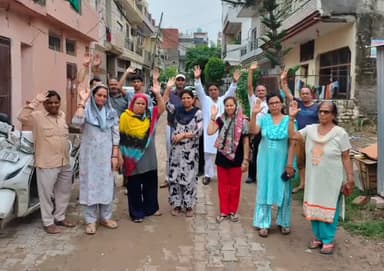 ਡੇਰਾਬਸੀ: ਬਲਟਾਨਾ ਦੀ ਨਿਊ ਮੋਰਡਨ ਕਲੋਨੀ ਦੇ ਵਸਨੀਕਾ ਵੱਲੋਂ ਨਗਰ ਕੌਂਸਲ ਜ਼ੀਰਕਪੁਰ ਦੇ ਅਧਿਕਾਰੀਆਂ ਦੇ ਖਿਲਾਫ ਕੀਤਾ ਗਿਆ ਰੋਸ਼ ਪ੍ਰਦਰਸ਼ਨ