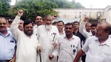 जलालाबाद: जलालाबाद में कासगंज की अधिवक्ता मोहिनी तोमर के हत्यारो की गिरफ्तारी की मांग को लेकर अधिवक्ताओं ने प्रदर्शन कर दियाज्ञापन