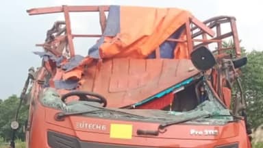 हज़ारीबाग: हत्यारी यूपी मोड़ के पास सड़क दुर्घटना में बाल-बाल बचे चालक और खलासी