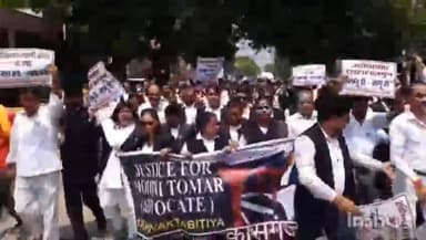 रायबरेली: शहर के दीवानी अदालत व कलेक्ट्रेट के हजारों  अधिवक्ताओं ने,कासगंज की महिला अधिवक्ता की हुई हत्या को लेकर किया प्रदर्शन