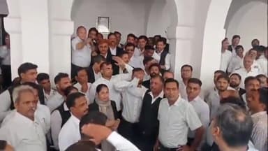 बरेली: थाना कोतवाली क्षेत्र डीएम कार्यालय पर अधिवक्ताओं ने किया प्रदर्शन, कासगंज में अधिवक्ता की हत्या के विरोध में प्रदर्शन