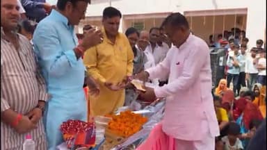 चूरू: मुनिमजी की ढाणी में पूर्व मंत्री राजेन्द्र राठौड़ ने मेधावी बालिकाओं का किया सम्मान