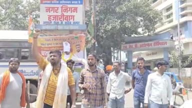 हज़ारीबाग: नगर निगम के सफाई कर्मियों की हड़ताल के समर्थन में जिला बोर्ड चौक में किया गया चक्का जाम, हेमंत सोरेन का पुतला फूंका