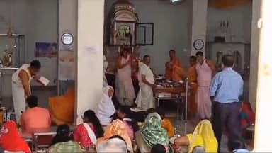 शाजापुर: शाजापुर के सोमवारिया बाजार स्थित जैन मंदिर में मनाया जा रहा पर्युषण महापर्व, समाजजनों द्वारा की गई विधान पूजन