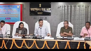 बक्सर: बक्सर स्थित कलेक्ट्रेट परिसर में मतदान केंद्रों के युक्तिकरण को लेकर डीएम ने किया बैठक