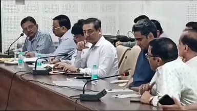 मुरादाबाद: सर्किट हाउस में विद्युत उपभोक्ताओं को बेहतर विद्युत सप्लाई देने के लिए आयोजित की गई बैठक