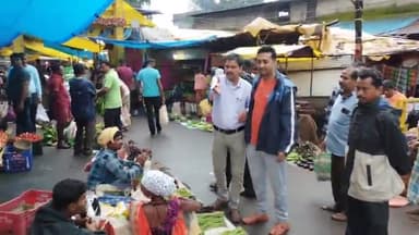 दंतेवाड़ा: मेन मार्केट किरंदूल व्यापारियों को व्यवस्थित करने नगर पालिका एवं पुलिस तैनात