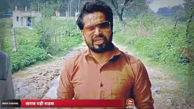 ललितपुर: खराब पड़ी सड़क बरसों से नहीं बनी सड़क इसी सड़क से निकलते स्कूल में पढ़ने वाले बच्चे निकलते किसान परेशान जनपद ललितपुर