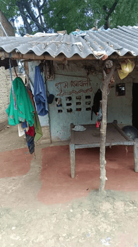 #कालोनी न मिलने के karad गिरा हुआ घर