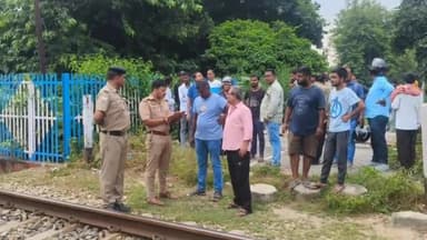 मंडुवाडीह क्षेत्र के नाथूपुर में एक व्यक्ति ने ट्रेन के आगे कूदकर की आत्महत्या