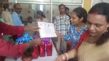 हिलसा: शहर के डाकबंगला के राज कंप्यूटर सेंटर के प्रांगण में कौशल युवा प्रोग्राम के तहत मेधावी प्रतिभागियों को किया गया पुरस्कृत