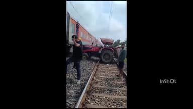 बाबई: बागरातवा गुरमखेड़ी रेलवे ट्रैक पर अचानक आया ट्रैक्टर; लोको पायलट की सूझबूझ से टला हादसा, वीडियो आया सामने