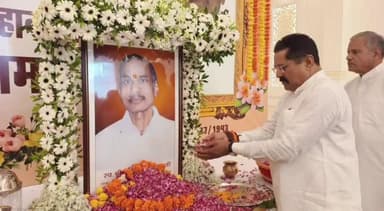 शाहनगर: पूर्व CMशिवराज सिंह चौहान के चाचा के निधन होजाने पर उनके घर पहुंचकर कर पवई MLA ने श्रद्धांजलि एवं शोकसंवेदनाएं व्यक्त की