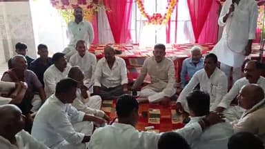 घोसी: घोसी सिंचाई विभाग के ठीक सामने एक निजी उत्सव हॉल में आयोजित हुआ राजद कार्यकर्ताओं की एक बैठक