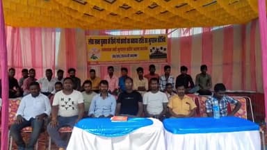 बिरनी: लोकसभा चुनाव में कार्य करने वाले मजदूरों ने बकाया राशि भुगतान नहीं होने पर प्रखंड मुख्यालय के सामने दिया धरना