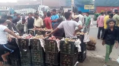 जलालाबाद: नगर जलालाबाद में फल मंडी वालों की गुंडई, हाईवेसड़क पर चलते हैं फलों की आढ़त, लगता है जाम,  यात्री होते हैं परेशान
