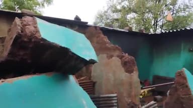 दंतेवाड़ा: किरंदुल में भारी बारिश के कारण व्होरा कैम्प में गिरी घर की दीवार