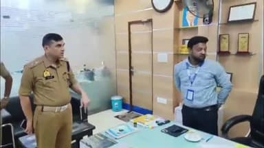 रामपुर: नवाब गेट स्थित स्टेट बैंक की मुख्य शाखा का पुलिस अधीक्षक विद्यासागर मिश्र ने सुरक्षा के मद्देनजर किया निरीक्षण