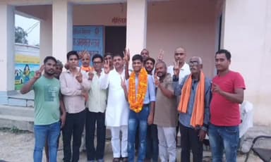 लंभुआ: नीट परीक्षा में 2460 रैंक हासिल करने वाले बनभोकार गांव निवासी विवेक को ग्रामीणों ने किया सम्मानित