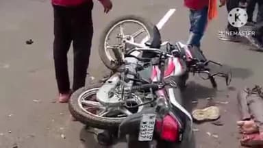 बकानी: बकानी क्षेत्र के करल गाँव के मोड पर दो बाइकों की हुई आमने-सामने भिड़ंत, दो बच्चों सहित पांच महिला पुरुष हुए गंभीर घायल