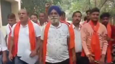 मुरादाबाद: सीएमओ कार्यालय पर शिवसेना के कार्यकर्ताओं ने अपनी माँगो को लेकर सौपा ज्ञापन