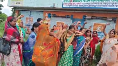 बक्सर: जिला ईकाई के आह्वान पर अपनी मांगों को लेकर जीविका दीदियों ने समहुता में सीएलएफ कार्यालय को कराया बंद