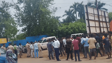 निगम ने चलाया पोटिया चौक में बुलडोजर