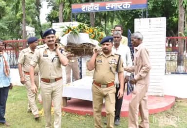 उरई: डकोर थाने में तैनात पुलिस कर्मी की मौत के बाद पुलिस अधीक्षक ने सम्मान के साथ दी श्रद्धांजलि