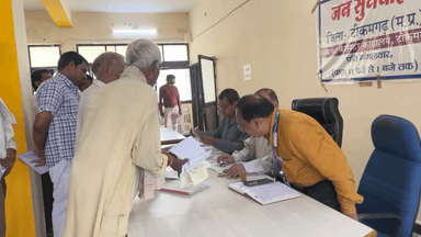 टीकमगढ़: कलेक्ट्रेट में जनसुनवाई का किया गया आयोजन, विभिन्न आवेदनों पर की गई सुनवाई