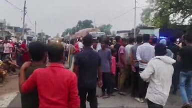 बीसलपुर: बीसलपुर पीलीभीत मार्ग पर मृतक के शव को रखकर परिजनों ने लगाया जाम पुलिस के आश्वासन के बाद खोला जाम