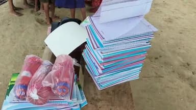 मोहनिया: उत्क्रमित उच्च माध्यमिक विद्यालय छोटका कटरा में मुखिया राजेश प्रसाद के मौजूदगी में बच्चों के बीच बांटी गई बैग व पुस्तक