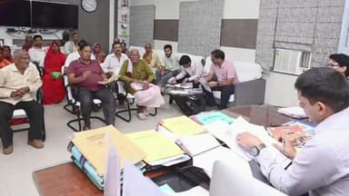 बक्सर: बक्सर स्थित कार्यालय कक्ष में डीएम ने किया आम जनता से मुलाकात, 28 आवेदन पर हुई सुनवाई