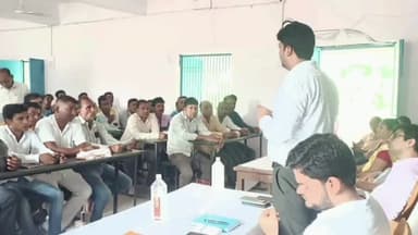 बक्सर: बक्सर स्थित एमपी हाई स्कूल में जिले के सभी शिक्षा सेवक व तालिमी मरकज का प्रभारी डीईओ ने किया समीक्षात्मक बैठक