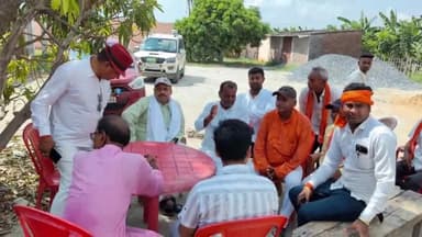 जोगापट्टी: सांसद चले गांव की ओर कार्यक्रम के तहत वाल्मीकि नगर सांसद सुनील कुमार ने योगापट्टी के कई गांव में लोगों से किया मुलाकात