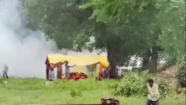 अकलतरा: बुचीहरदी गांव में तिरपाल के सहारे अंतिम संस्कार, समस्या की जानकारी होने पर अकलतरा MLA ने 5 लाख देने की घोषणा की