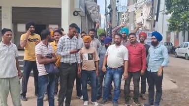 ਡੇਰਾਬਸੀ: ਬਿਜਲੀ ਵਿਭਾਗ ਦੇ ਕੱਚੇ ਮੁਲਾਜ਼ਮਾਂ ਵੱਲੋਂ ਬੁੱਧਵਾਰ ਦੁਪਹਿਰ ਜ਼ੀਰਪੁਰ ਦੇ ਐਕਸੀਐਨ ਦਫਤਰ ਮੂਹਰੇ ਦਿੱਤਾ ਗਿਆ ਧਰਨਾ