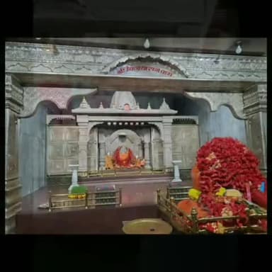 *राधा अष्टमी के शुभ अवसर पर मैया विजयासन के साथ कन्याओ, व  वृद्ध सेवा*💐
आज  शक्तिपीठ  सलकनपुर धाम पहुंचकर मैयारानी विजयासन  का पूजन अर्चनकर आशीर्वाद लिया तथा  देवी स्वरूप कन्याओं तथा वृद्धजनो को वस्त्र, मच्छरदानी,  पठन लेखन सामग्री भेंट की