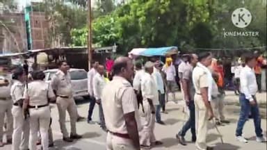 कोचस: अतिक्रमण से निजात के लिए कोचस की सड़कों पर किनारे चला बुलडोजर।