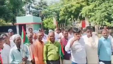 मेदिनीनगर (डालटनगंज): झारखंड बंद को लेकर रेडमा चौक जाम कर प्रदर्शन कर रहे  झारखण्ड आन्दोलनकारी संघर्ष मोर्चा के 150 कार्यकर्ता गिरफ्तार