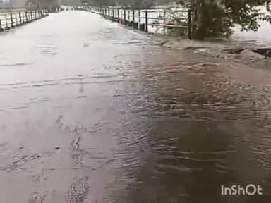 बल्देवगढ़: सुजारा बांध के गेट खुलने से खरीला के पास धसान नदी के पुल पर चढ़ा पानी, मार्ग हुआ अवरुद्ध