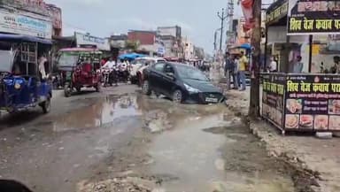 लखीमपुर: संकटा देवी चौराहे के विशाल मेगा मार्ट के सामने सड़क किनारे गड्ढे में घुसी कार, सड़क पर लगा जाम