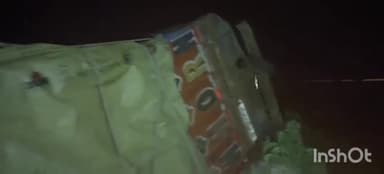 बहराइच: त्रिमुहानी घाट के पास कार को बचाने के चक्कर में गहरे खड्ड में पलट गया अनियंत्रित ट्रक, चालक हुआ घायल,भूसी लदा था ट्रक पर