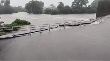 भारी बारिश से भोपाल में जनजीवन हुआ अस्त व्यस्त 

भोपाल के इस्लामनगर जगदीशपुर में पुल पर नदी का पानी आया