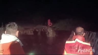 धौलपुर: डाबरी पूरा मै जलभराव सेट टापू पर पैसे बकरी चराने गए 13 लोग रात 1:00 बजे चलाया गया रेस्क्यू  ऑपरेशन