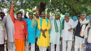 बलरामपुर: भारतीय किसान यूनियन के कार्यकर्ताओं ने जुआ थान मंदिर को लेकर विकास भवन गेट पर किया प्रदर्शन