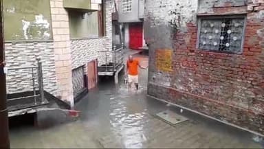 सासनी: लगातार हो रही बारिश के चलते सासनी के मोहल्लों की गलियों में भरा पानी, लोगों का जनजीवन हुआ अस्त व्यस्त