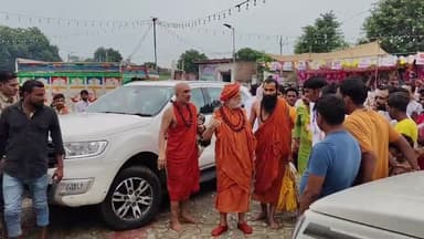 पंचामृत अभिषेक के बाद कार्ष्णि गुरु शरणानंद महाराज जी द्वारा राधारानी मंदिर रावल की आरती