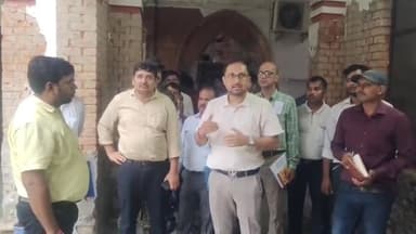 गोरखपुर: स्मार्ट सिटी के तहत नगर आयुक्त ने नगर निगम लाइब्रेरी और टाउन हॉल के जीर्णद्वार के लिए किया निरीक्षण