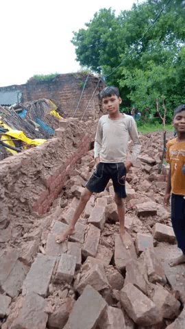 ##गांव मिलकन:रामदयाल ;कुशवाह का#मकान गिर #पड़ा है और उन्हें #रेहने में# तकलीफ़ हो रही है #@ rajveer 55377