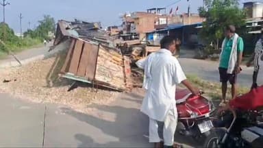 करछना: पचदेवरा बाजार के पास स्टेरिंग लॉक होने से गिट्टी लदा ट्रक अनियंत्रित होकर मार्ग पर पलटा बाल बाल बचा चालक